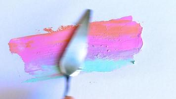 das Prozess von Mischen und Zeichnung mit Acryl Farben und Palette Messer video