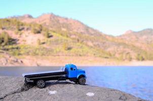 camión de juguete en una roca foto