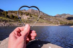 mano participación un corazón forma foto