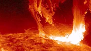 le surface de le Soleil fusées éclairantes avec solaire énergie. video