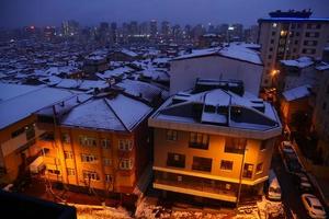 parte superior ver de nieve paisaje urbano en Estanbul a noche foto