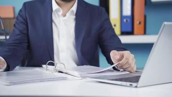 Analysieren Büro Ordner im Nahansicht Büro, suchen zum Unterlagen oder Papiere. Geschäftsmann Prüfung Datei Ordner beim seine Schreibtisch im Büro, suchen zum Unterlagen. video