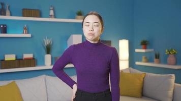 joven asiático mujer es tiempo y molesto a controlar su respiración. nervioso asiático mujer sufrimiento desde dificultad para respirar molesto a regular su respiración. video