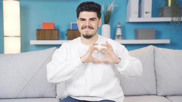 joven mirando a el cámara felicita con aplausos. adolescente mirando a cámara aplausos y hace positivo gesto con mano. video