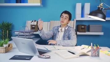 le étudiant qui est ennuyé avec en train d'étudier quitte le sien emploi et puis départs dansant et ayant amusement tandis que écoute à la musique avec écouteurs. video