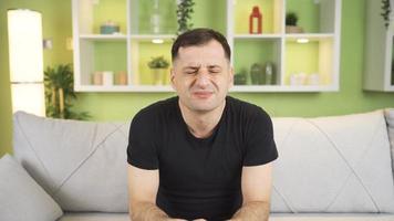 homme avec visuel déficience et visuel la nausée porte ordonnance lunettes. homme avec pauvres vue à la recherche difficile à caméra et portant ordonnance des lunettes content et agitant. video