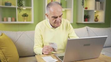 The price on the receipt or invoice surprises the old man and thinks it is expensive. The price on the receipt or invoice surprises the old man, the old man paying online is angry. video