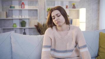 triste réfléchi Jeune Célibataire femme pensif séance seul à maison. ennui. Jeune femme Souffrance de solitude est ennuyé et malheureux séance à maison. video