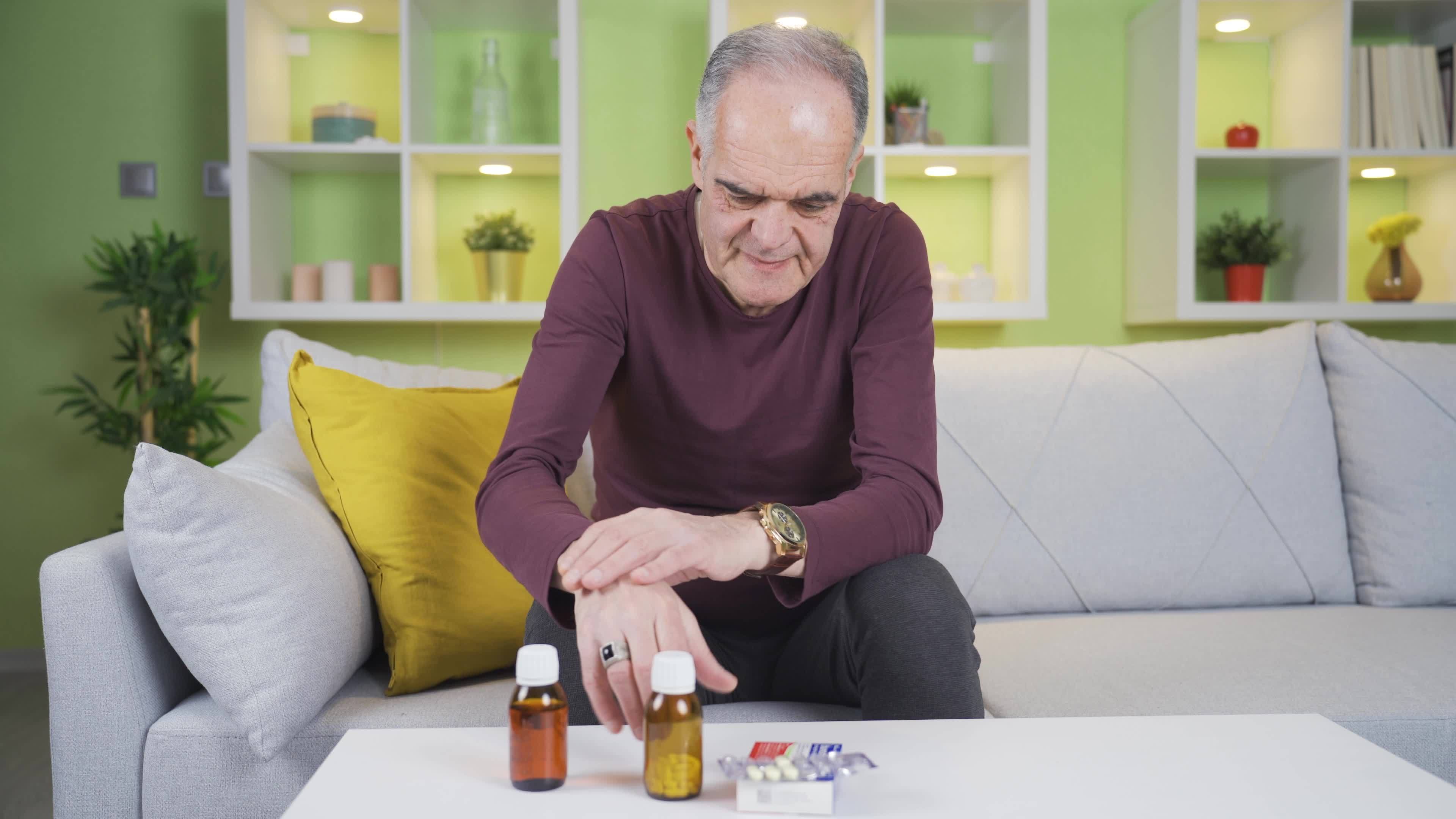 das alt Mann mit Zittern Hände. Tremor Krankheit. das alt Mann, mit