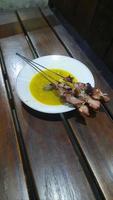 klatak satay hecho desde joven cabra carne, servido con amarillo curry sopa foto
