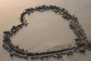 corazón forma en mojado arena. San Valentín día antecedentes. amor concepto. foto