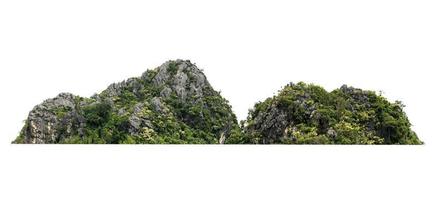 colina de montaña rocosa con bosque verde aislado sobre fondo blanco foto