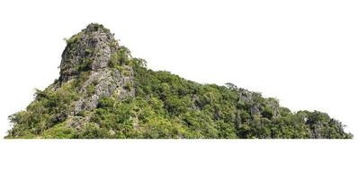 colina de montaña rocosa con bosque verde aislado sobre fondo blanco foto