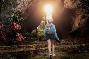 viajero mujer turista aventuras en un cueva fiesta turista, Tailandia foto