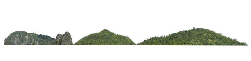 colina de montaña rocosa con bosque verde aislado sobre fondo blanco foto