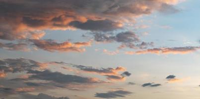 hermosa cielo con naranja nube y puesta de sol foto