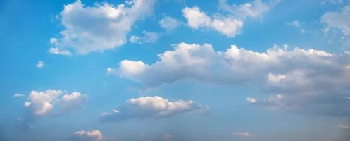 nube blanca y fondo de cielo azul foto