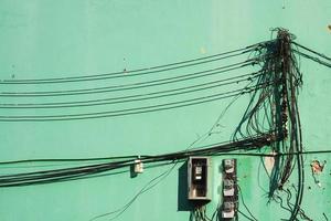 antiguo eléctrico cable en verde pared foto
