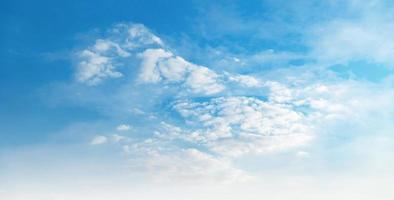 hermosa azul cielo con suave blanco nube antecedentes foto