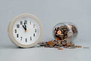 monedas y un alarma reloj ahorros concepto Finanzas Finanzas negocio foto