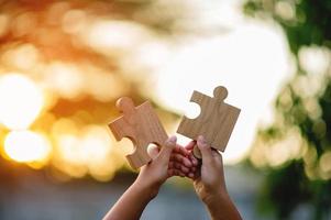 el trabajo en equipo, las manos y la sierra caladora se unen con poder es un buen equipo de personas exitosas concepto de trabajo en equipo foto