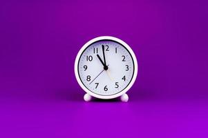 blanco reloj en púrpura fondo, hora concepto hora planificación foto