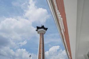 principal torre en genial agung mezquita en el semarang central Java, cuando día hora y azul cielo. el foto es adecuado a utilizar para ramadhan póster y musulmán contenido medios de comunicación.