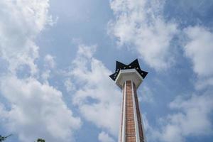 principal torre en genial agung mezquita en el semarang central Java, cuando día hora y azul cielo. el foto es adecuado a utilizar para ramadhan póster y musulmán contenido medios de comunicación.