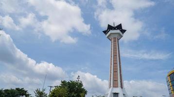 principal torre en genial agung mezquita en el semarang central Java, cuando día hora y azul cielo. el foto es adecuado a utilizar para ramadhan póster y musulmán contenido medios de comunicación.