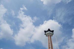 principal torre en genial agung mezquita en el semarang central Java, cuando día hora y azul cielo. el foto es adecuado a utilizar para ramadhan póster y musulmán contenido medios de comunicación.