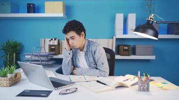 jong leerling aan het studeren onder spanning en op zoek Bij laptop met nerveus ogen. jong nerveus mannetje leerling op zoek Bij laptop scherm met bezorgd en benadrukt ogen. video