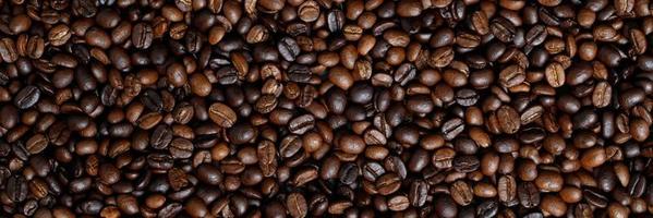foto macro primer plano textura de granos de café tostados oscuros, se puede utilizar como fondo.