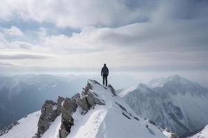 hombre en pie en el parte superior de un nevado montaña cima. panorámico ver foto