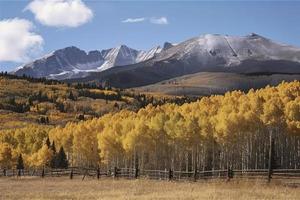 Colorado rocoso montañas durante el el otoño temporada foto