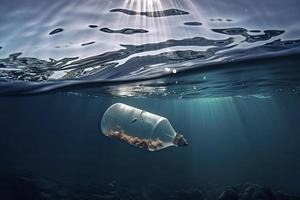 el plastico botella flotante en Oceano con acuático animal, pez. contaminación de el plastico y basura en abierto mar concepto foto