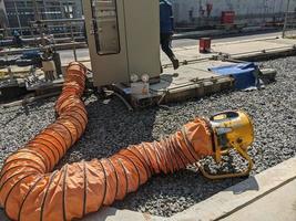 trabajando en confinar espacio con soplador y flexible manguera para aire circulación. el foto es adecuado a utilizar para industrial póster y la seguridad contenido medios de comunicación.