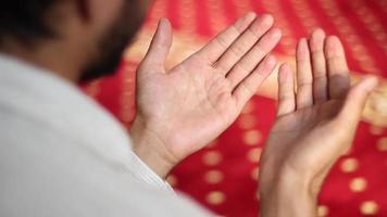 musulmán oración en mezquita con mano video