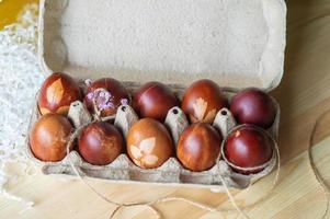 pintado huevos cocido para Pascua de Resurrección son en un Respetuoso del medio ambiente bandeja cerca el toalla foto