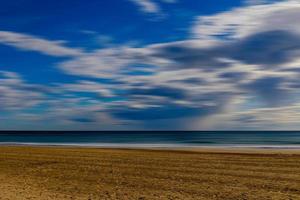 playa paisaje paz y tranquilo en un soleado calentar día foto