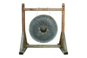 tailandés tradicional antiguo gong aislado en blanco antecedentes con recorte camino foto