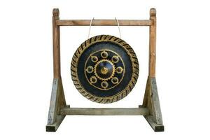 tailandés tradicional antiguo gong aislado en blanco antecedentes con recorte camino foto