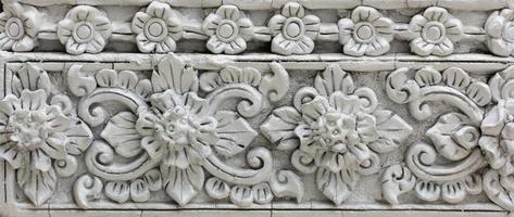 modelo de gris flor tallado en estuco diseño de nativo muro, tailandés estilo en templo foto