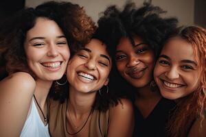 multirracial mujer en pie juntos y sonriente a cámara. retrato de interracial hembra modelos diversidad concepto. creado con generativo ai foto