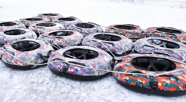 inflable trineos en hielo en invierno foto