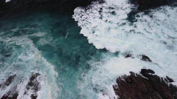 Weiß schaumig Ozean Wellen eilen Über robust Küste im Caion Strand, Coruna Spanien. Antenne Drohne Schuss video