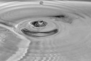 gotas que caen en el agua foto