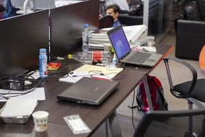 bielorrusia, el ciudad de Minsk. programadores oficina. lugar de trabajo de el programador.oficina escritorio con laptops tazas, sobrante alimento. foto