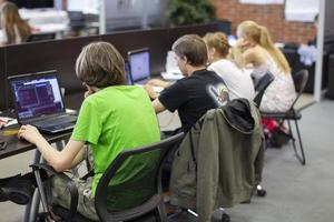 bielorrusia minsk 06 agosto 2016 el parque de alto tecnologías. competiciones programadores.programadores a trabajar. joven chicos trabajo a ordenadores foto