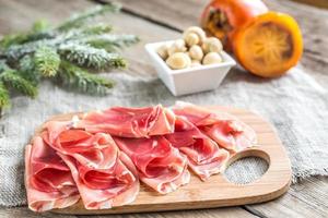 rebanadas de jamon en la tabla de madera foto