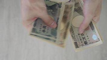 japanisch Yen Geld. schließen oben von das japanisch Yen auf Hand. Währung von Japan Das ist benutzt zu ändern, besorgen, verkaufen, akkumulieren, investieren, finanziell, Austausch Rate, Wert, Buchhaltung, International Austausch video